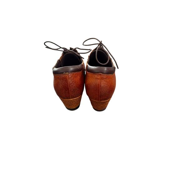 SOFFIA | ZOIE MAZE EMBOSSED STUDDED LEATHER OXFORD - Picture 4 of 8